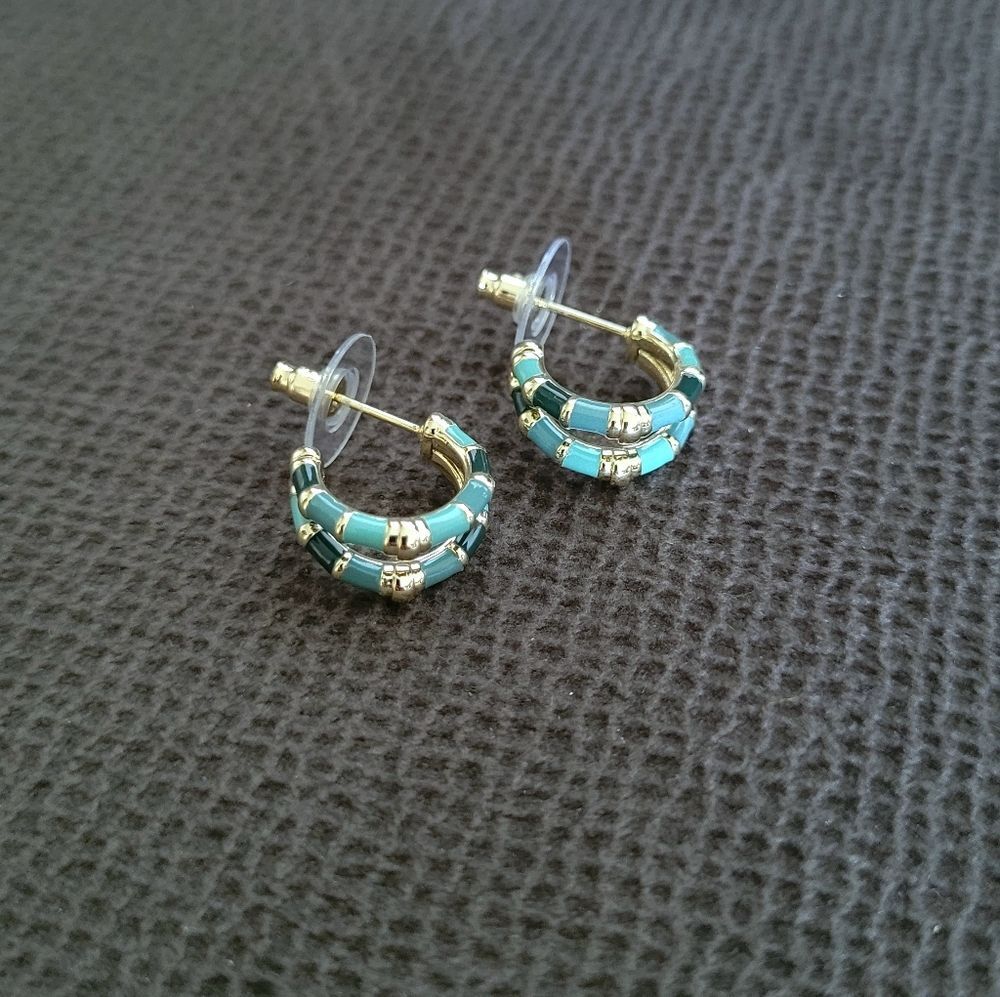 Kendra Scott "Essie" Gold💛 and Sea🌊 Green💚 Mix Huggie🤗 Earrings - NWT - Picture 8 of 16